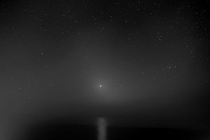 Die Venus leuchtet ueber dem Meer