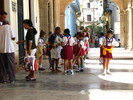 Schulkinder in ihren typischen Uniformen