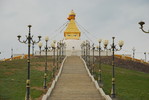 Buddhastatue und große Stupa am Kloster Amarbayasgalant