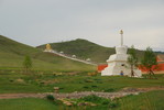 Buddhastatue und große Stupa am Kloster Amarbayasgalant