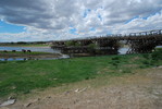 An der Holzbrücke über dem Fluss