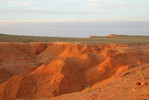 Das Rote Kliff von Bayanzag im Sonnenuntergang